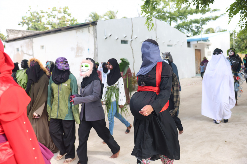 އަޟުހާ އީދު ފާހަގަކުރުމުގެ ގޮތުން ބ. ދަރަވަންދޫގައި މިއަދު ކުރިއަށްގެންދިޔަ އަންހެނުންގެ މާލި ކުޅިވަރުގެ ތެރެއިން --- ސަން ފޮޓޯ