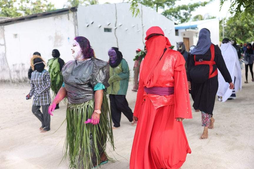 އަޟުހާ އީދު ފާހަގަކުރުމުގެ ގޮތުން ބ. ދަރަވަންދޫގައި މިއަދު ކުރިއަށްގެންދިޔަ އަންހެނުންގެ މާލި ކުޅިވަރުގެ ތެރެއިން --- ސަން ފޮޓޯ
