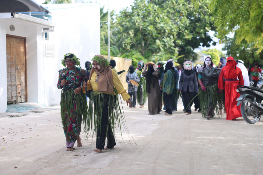 އަޟުހާ އީދު ފާހަގަކުރުމުގެ ގޮތުން ބ. ދަރަވަންދޫގައި މިއަދު ކުރިއަށްގެންދިޔަ އަންހެނުންގެ މާލި ކުޅިވަރުގެ ތެރެއިން --- ސަން ފޮޓޯ