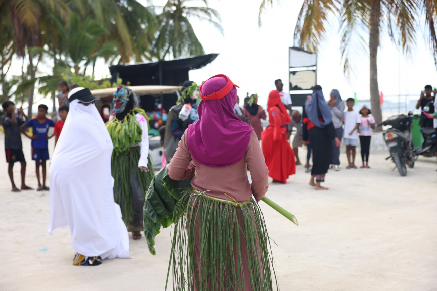 އަޟުހާ އީދު ފާހަގަކުރުމުގެ ގޮތުން ބ. ދަރަވަންދޫގައި މިއަދު ކުރިއަށްގެންދިޔަ އަންހެނުންގެ މާލި ކުޅިވަރުގެ ތެރެއިން --- ސަން ފޮޓޯ