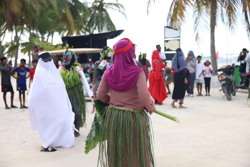 އަޟުހާ އީދު ފާހަގަކުރުމުގެ ގޮތުން ބ. ދަރަވަންދޫގައި މިއަދު ކުރިއަށްގެންދިޔަ އަންހެނުންގެ މާލި ކުޅިވަރުގެ ތެރެއިން --- ސަން ފޮޓޯ