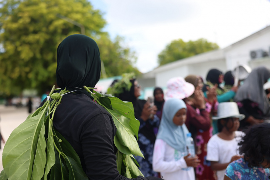 އަޟުހާ އީދު ފާހަގަކުރުމުގެ ގޮތުން ބ. ދަރަވަންދޫގައި މިއަދު ކުރިއަށްގެންދިޔަ އަންހެނުންގެ މާލި ކުޅިވަރުގެ ތެރެއިން --- ސަން ފޮޓޯ