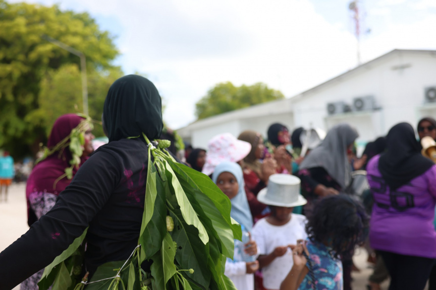 އަޟުހާ އީދު ފާހަގަކުރުމުގެ ގޮތުން ބ. ދަރަވަންދޫގައި މިއަދު ކުރިއަށްގެންދިޔަ އަންހެނުންގެ މާލި ކުޅިވަރުގެ ތެރެއިން --- ސަން ފޮޓޯ