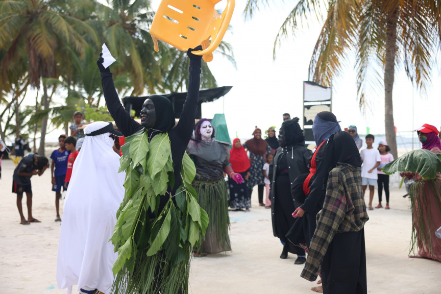 އަޟުހާ އީދު ފާހަގަކުރުމުގެ ގޮތުން ބ. ދަރަވަންދޫގައި މިއަދު ކުރިއަށްގެންދިޔަ އަންހެނުންގެ މާލި ކުޅިވަރުގެ ތެރެއިން --- ސަން ފޮޓޯ