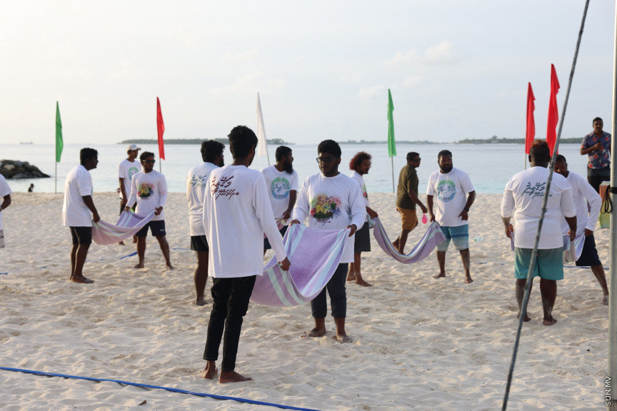 އަޟުހާ އީދު ފާހަގަކުރުމުގެ ގޮތުން ބ. ދަރަވަންދޫގައި ކުރިއަށްގެންދިޔަ ކުޅިވަރުތަކުގެ ތެރެއިން ތުވާލި ބޯޅަ މުބާރާތް ކުރިއަށްދަނީ --- ސަން ފޮޓޯ