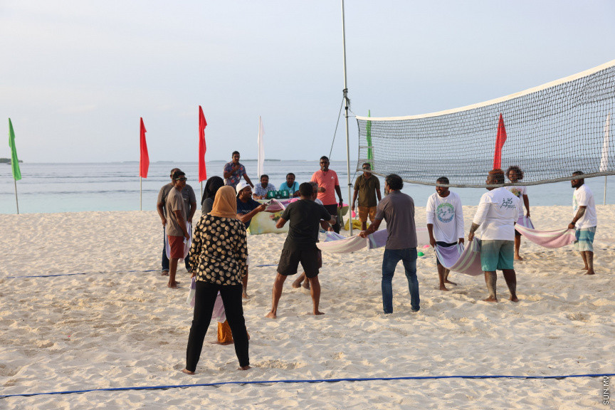 އަޟުހާ އީދު ފާހަގަކުރުމުގެ ގޮތުން ބ. ދަރަވަންދޫގައި ކުރިއަށްގެންދިޔަ ކުޅިވަރުތަކުގެ ތެރެއިން ތުވާލި ބޯޅަ މުބާރާތް ކުރިއަށްދަނީ --- ސަން ފޮޓޯ