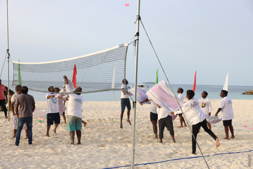 އަޟުހާ އީދު ފާހަގަކުރުމުގެ ގޮތުން ބ. ދަރަވަންދޫގައި ކުރިއަށްގެންދިޔަ ކުޅިވަރުތަކުގެ ތެރެއިން ތުވާލި ބޯޅަ މުބާރާތް ކުރިއަށްދަނީ --- ސަން ފޮޓޯ