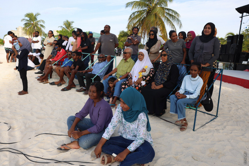 އަޟުހާ އީދު ފާހަގަކުރުމުގެ ގޮތުން ބ. ދަރަވަންދޫގައި ކުރިއަށްގެންދިޔަ ކުޅިވަރުތަކުގެ ތެރެއިން ތުވާލި ބޯޅަ މުބާރާތް ކުރިއަށްދަނީ --- ސަން ފޮޓޯ