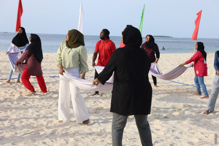 އަޟުހާ އީދު ފާހަގަކުރުމުގެ ގޮތުން ބ. ދަރަވަންދޫގައި ކުރިއަށްގެންދިޔަ ކުޅިވަރުތަކުގެ ތެރެއިން ތުވާލި ބޯޅަ މުބާރާތް ކުރިއަށްދަނީ --- ސަން ފޮޓޯ