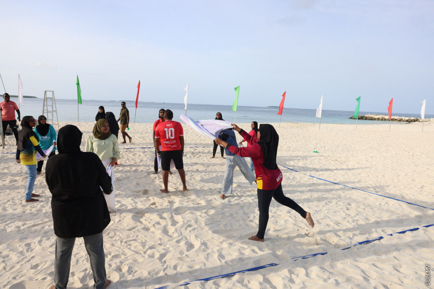 އަޟުހާ އީދު ފާހަގަކުރުމުގެ ގޮތުން ބ. ދަރަވަންދޫގައި ކުރިއަށްގެންދިޔަ ކުޅިވަރުތަކުގެ ތެރެއިން ތުވާލި ބޯޅަ މުބާރާތް ކުރިއަށްދަނީ --- ސަން ފޮޓޯ