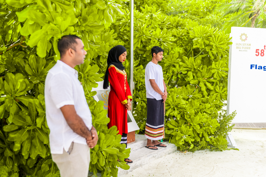 މިނިވަން ދުވަހުގެ މުނާސަބަތުގައި ސަން ސިޔާމް އިރުފުށީގައި ބޭއްވި ދިދަ ނެގުމުގެ ރަސްމިއްޔާތުގެ ތެރެއިން -- 