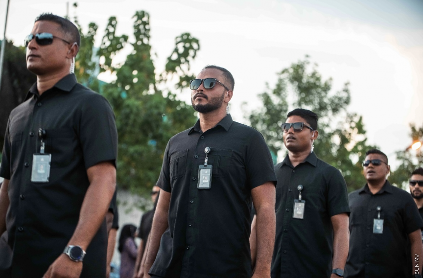 މިނިވަން ދުވަހުގެ މުނާސަބަތުގައި ބޭއްވި، އަސްކަރީ ހަރަކާތްތައް ހިމެނޭ ޕެރޭޑް. މި ޕެރޭޑު ބެލުމަށް ގިނަ އަދަދެއްގެ މީހުން މާލޭގެ މަގުތަކަށް އެއްވި -- ސަން ފޮޓޯ/ މުޙައްމަދު ޝާތިއު