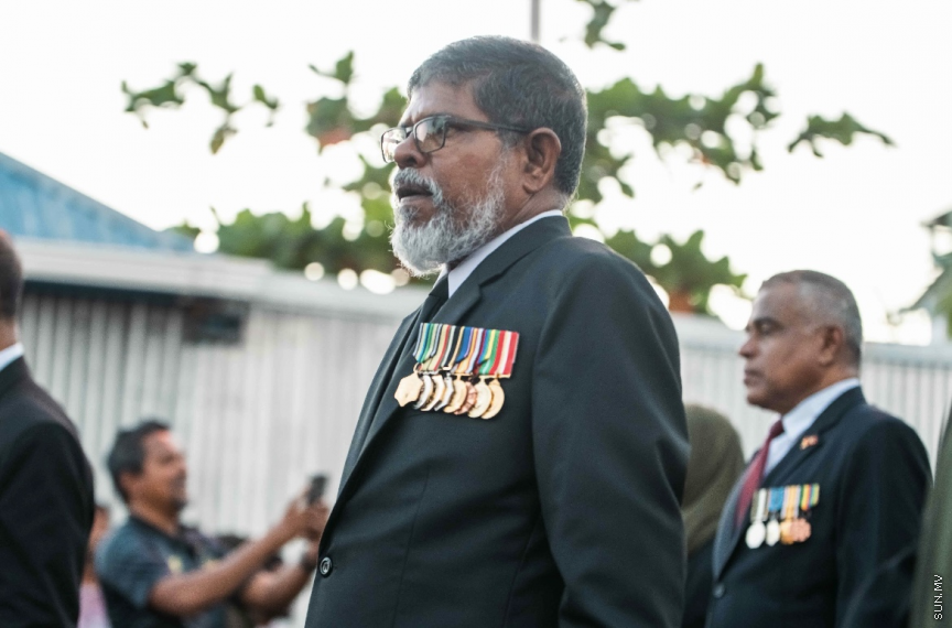 މިނިވަން ދުވަހުގެ މުނާސަބަތުގައި ބޭއްވި، އަސްކަރީ ހަރަކާތްތައް ހިމެނޭ ޕެރޭޑް. މި ޕެރޭޑު ބެލުމަށް ގިނަ އަދަދެއްގެ މީހުން މާލޭގެ މަގުތަކަށް އެއްވި -- ސަން ފޮޓޯ/ މުޙައްމަދު ޝާތިއު