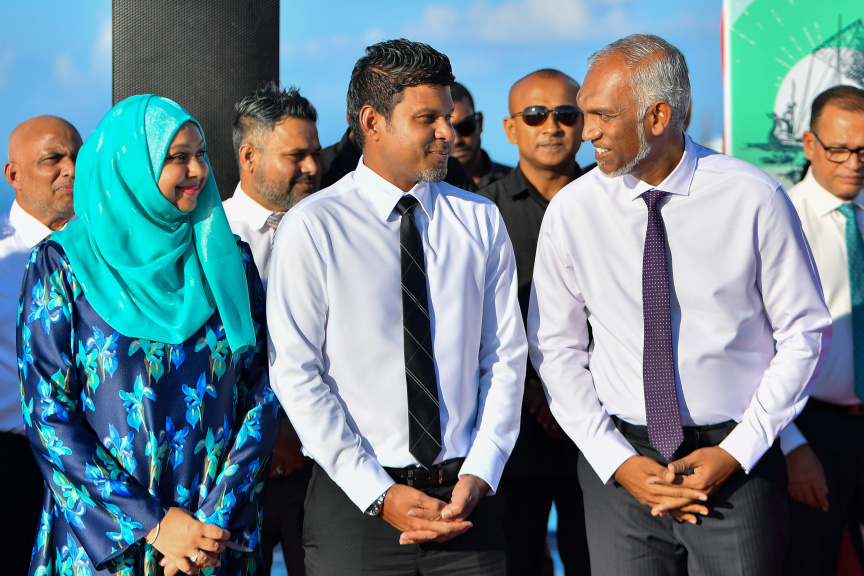 ފުށިދިއްގަރު ފަޅު ހިއްކަން ފެށުން: މަޝްރޫއު ފެށުމުގެ ރަސްމިއްޔާތުގައި ރައީސާއި ފަސްޓް ލޭޑީ އާއި ނައިބު ރައީސާއިނައިބު ރައީސް، ސެމްބެ، ރައީސް މުއިއްޒު، ފުށިދިއްގަރު ފަޅު، ހިއްކުން، ބިން ހިއްކުން، ރަސްމާލެ، ސާޖިދާ އަނބިކަނބަލުން -- ފޮޓޯ/ ރައީސް އޮފީސް  