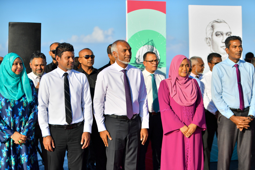 ފުށިދިއްގަރު ފަޅު ހިއްކަން ފެށުން: މަޝްރޫއު ފެށުމުގެ ރަސްމިއްޔާތުގައި ރައީސާއި ފަސްޓް ލޭޑީ އާއި ނައިބު ރައީސާއި އަނބިކަނބަލުން އަދި އާބަންކޯގެ މެނޭޖިން ޑިރެކްޓަރު ފަޒުލް ރަޝީދު -- ފޮޓޯ/ ރައީސް އޮފީސް 