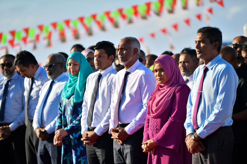 ފުށިދިއްގަރު ފަޅު ހިއްކަން ފެށުން: މަޝްރޫއު ފެށުމުގެ ރަސްމިއްޔާތުގައި ރައީސާއި ފަސްޓް ލޭޑީ އާއި ނައިބު ރައީސާއި އަނބިކަނބަލުން އަދި އާބަންކޯގެ މެނޭޖިން ޑިރެކްޓަރު ފަޒުލް ރަޝީދު -- ފޮޓޯ/ ރައީސް އޮފީސް 