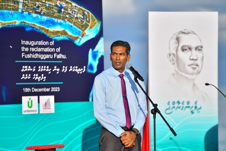 ފުށިދިއްގަރު ފަޅު ހިއްކަން ފެށުން: މަޝްރޫއު ފެށުމުގެ ރަސްމިއްޔާތުގައި އާބަންކޯގެ މެނޭޖިން ޑިރެކްޓަރު ފަޒުލް ރަޝީދު -- ފޮޓޯ/ ރައީސް އޮފީސް  