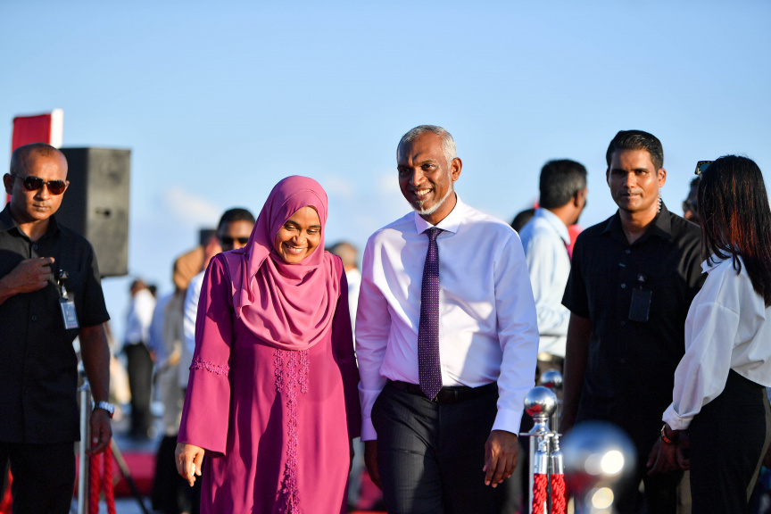 ފުށިދިއްގަރު ފަޅު ހިއްކަން ފެށުން: މަޝްރޫއު ފެށުމުގެ ރަސްމިއްޔާތުގައި ރައީސާއި ފަސްޓް ލޭޑީ -- ފޮޓޯ/ ރައީސް އޮފީސް  
