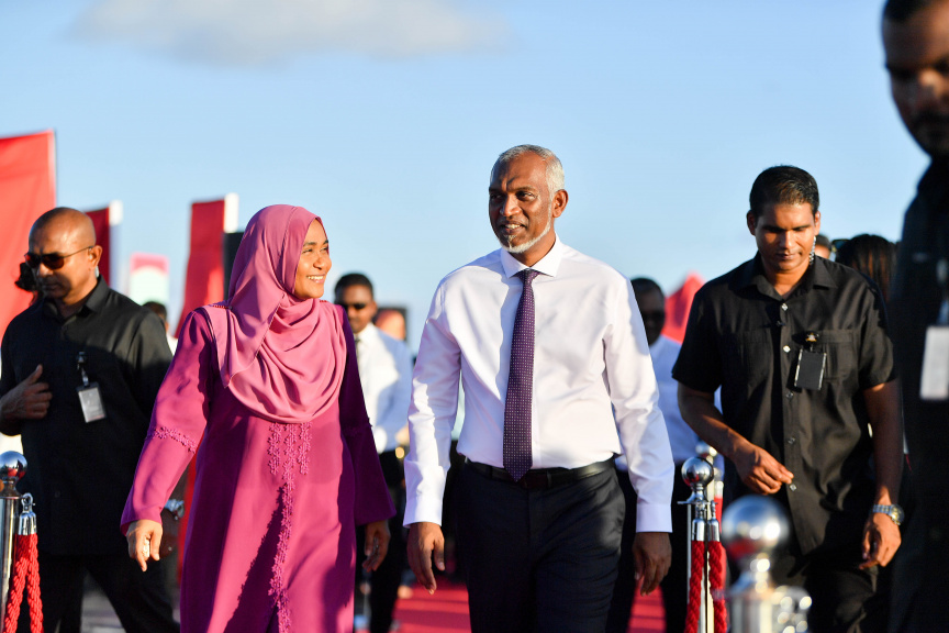 ފުށިދިއްގަރު ފަޅު ހިއްކަން ފެށުން: މަޝްރޫއު ފެށުމުގެ ރަސްމިއްޔާތުގައި ރައީސާއި ފަސްޓް ލޭޑީ -- ފޮޓޯ/ ރައީސް އޮފީސް  