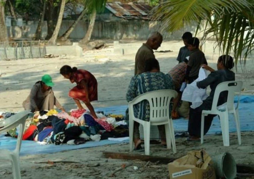 ސުނާމީއަށް ފަހު ދިވެހިން އެއްބައިވަންތަކަމުގެ ނަމޫނާ ދައްކައި، އެކަކު އަނެކަކަށް ވެދެވެން އޮތް އެހީއެއް ފޯރުކޮށްދިން: އޭގެ ފަހުން މިދުވަސް ފާހަގަކުރަމުން އަންނަނީ އެއްބައިވަންތަކަމުގެ ދުވަހުގެ ގޮތުގައި -- ފޮޓޯ/ ހާލާ ހަމީދު، އެކްސް 