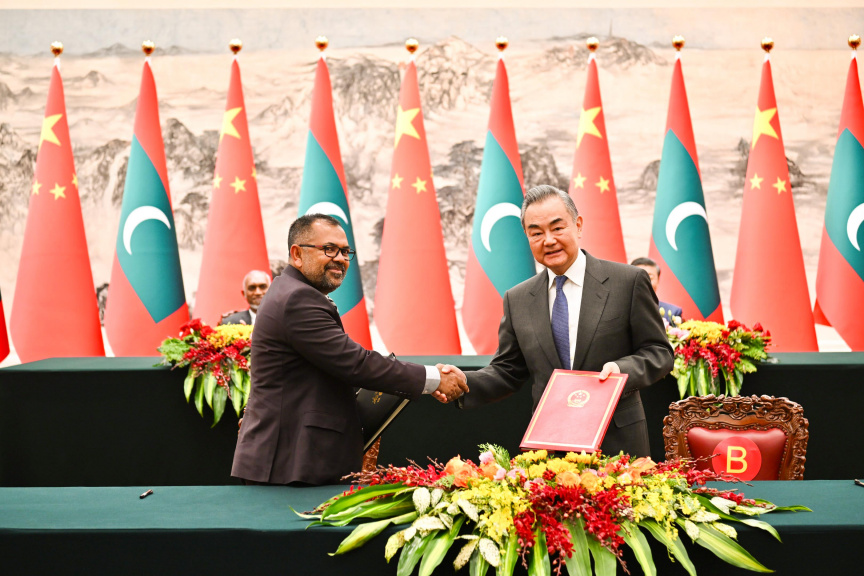 ފޮރިން މިނިސްޓަރު މޫސާ ޒަމީރާއި ޗައިނާގެ ފޮރިން މިނިސްޓަރު ވަންގް ޔީ: ޚާރިޖީ ދާއިރާގެ އިތުރުން އެހެނިހެން ގިނަ ދާއިރާތަކަކާ ގުޅުން ހުރި 20 އެއްބަސްވުމެއްގައި ޗައިނާއާއެކު ސޮއިކޮށްފައިވޭ -- ފޮޓޯ/ ރައީސް އޮފީސް 