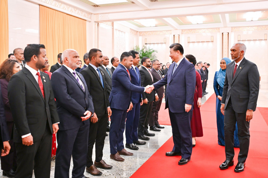 ރައީސްގެ ޗައިނާ ދަތުރުފުޅުގެ ތެރެއިން: ޗައިނާގެ ރައީސް ޝީ، ފިޝަރީސް މިނިސްޓަރު އަހުމަދު ޝިޔާމާ ސަލާމް ކުރައްވަނީ -- ފޮޓޯ/ ރައީސް އޮފީސް 