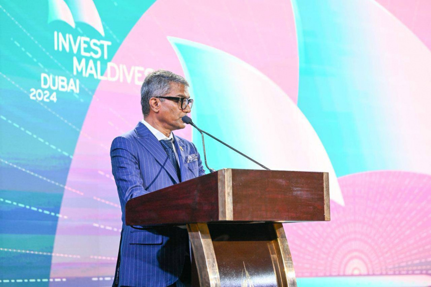 ދުބާއީގައި ފެށި އިންވެސްޓް މޯލްޑިވްސް ފޯރަމްގެ ތެރެއިން: އެ ފޯރަމްގައި ރައީސްގެ ޓްރޭޑް އެންޑް އިންވެސްޓްމެންޓް ޕްރިންސިޕަލް އެޑްވައިޒަރި މުޙައްމަދު އަލީ ޖަނާހު ވާހަކަދައްކަވަނީ -- ފޮޓޯ/ ރައީސް އޮފީސް 