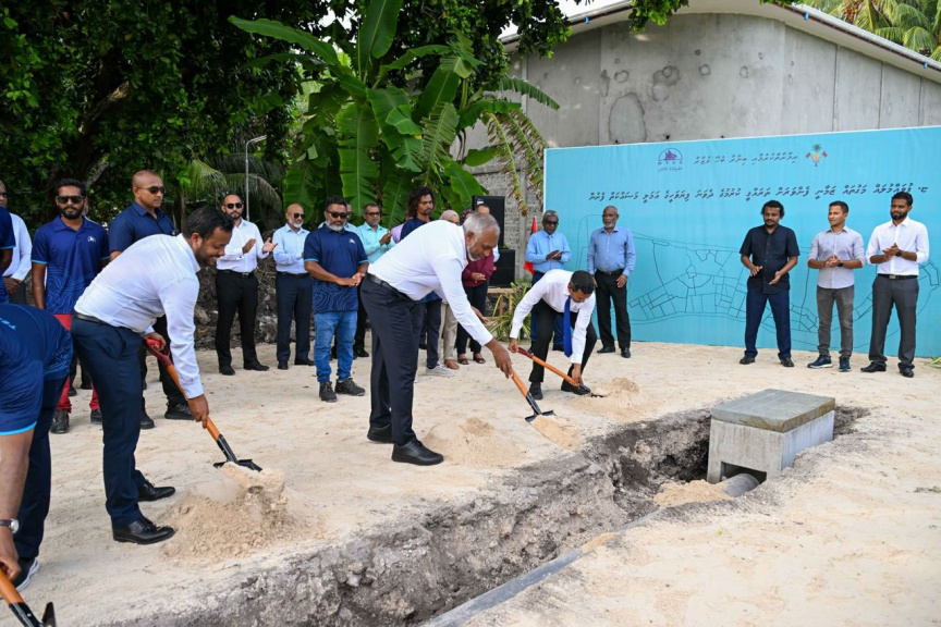 ރައީސް ޑރ. މުޙައްމަދު މުއިއްޒު ދެކުނުގެ އަތޮޅުތަކަށް ވަޑައިގަތުން: ރައީސް ފުވައްމުލަކުގެ މަގު ހެދުމުގެ މަޝްރޫއުގެ ދެވަނަ ފިޔަވަހި އިފުތިތާހުކޮށްދެއްވުން -- ފޮޓޯ/ ރައީސް އޮފީސް 