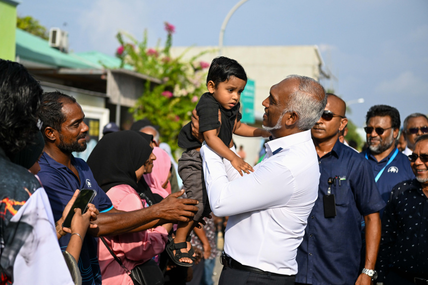 ރައީސް ޑރ. މުޙައްމަދު މުއިއްޒު ދެކުނުގެ އަތޮޅުތަކަށް ވަޑައިގަތުން: ރައީސަށް ފުވައްމުލަކުން މަރުހަބާ ދެންނެވުން -- ފޮޓޯ/ ރައީސް އޮފީސް 