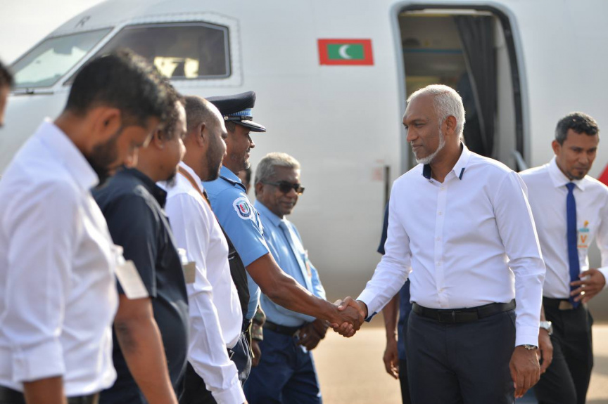 ރައީސް ޑރ. މުޙައްމަދު މުއިއްޒު ދެކުނުގެ އަތޮޅުތަކަށް ވަޑައިގަތުން: ރައީސަށް ފުވައްމުލަކުން މަރުހަބާ ދެންނެވުން -- ފޮޓޯ/ ރައީސް އޮފީސް 