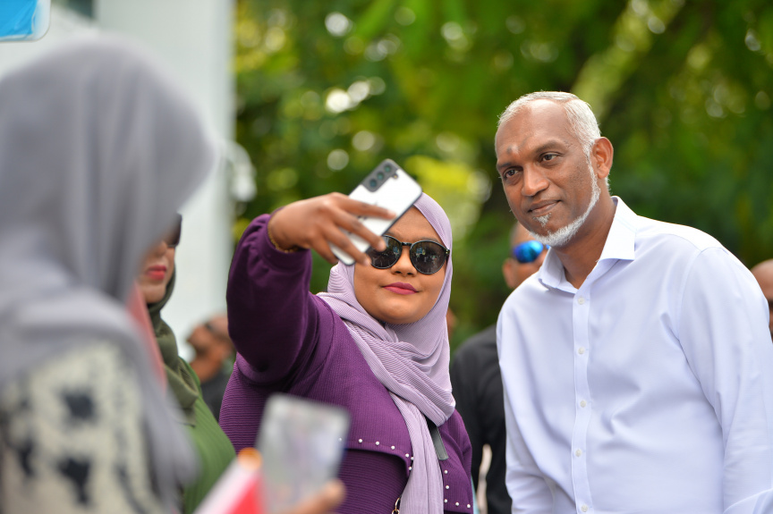 ރައީސް ޑރ. މުޙައްމަދު މުއިއްޒު ދެކުނުގެ އަތޮޅުތަކަށް ވަޑައިގަތުން: ރައީސް ހުޅުދޫމީދޫގެ ރައްޔިތުންނާ ބައްދަލުކުރެއްވުން -- ފޮޓޯ/ ރައީސް އޮފީސް 