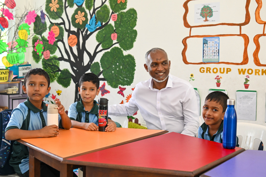 ރައީސް ޑރ. މުޙައްމަދު މުއިއްޒު ދެކުނުގެ އަތޮޅުތަކަށް ވަޑައިގަތުން: ރައީސް ހުޅުދޫމީދޫގެ ރައްޔިތުންނާ ބައްދަލުކުރެއްވުން -- ފޮޓޯ/ ރައީސް އޮފީސް 