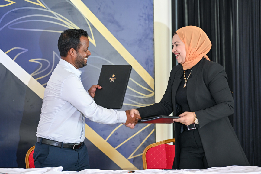 ރައީސް ޑރ. މުޙައްމަދު މުއިއްޒު ދެކުނުގެ އަތޮޅުތަކަށް ވަޑައިގަތުން: ހިތަދޫއާއި ހުޅުދޫމީދޫ ގުޅުވާލާ ބުރިޖުގެ ސާވޭ ހެދުމުގެ އެއްބަސްވުމުގައި ސޮއިކުރުން -- ފޮޓޯ/ ރައީސް އޮފީސް 