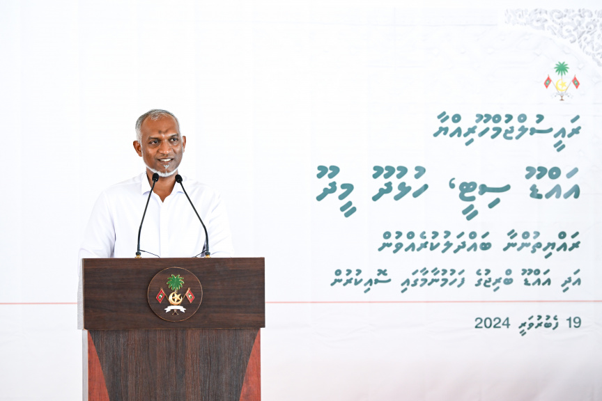 ރައީސް ޑރ. މުޙައްމަދު މުއިއްޒު ދެކުނުގެ އަތޮޅުތަކަށް ވަޑައިގަތުން: ރައީސް ހުޅުދޫމީދޫގެ ރައްޔިތުންނާ ބައްދަލުކުރެއްވުން -- ފޮޓޯ/ ރައީސް އޮފީސް 