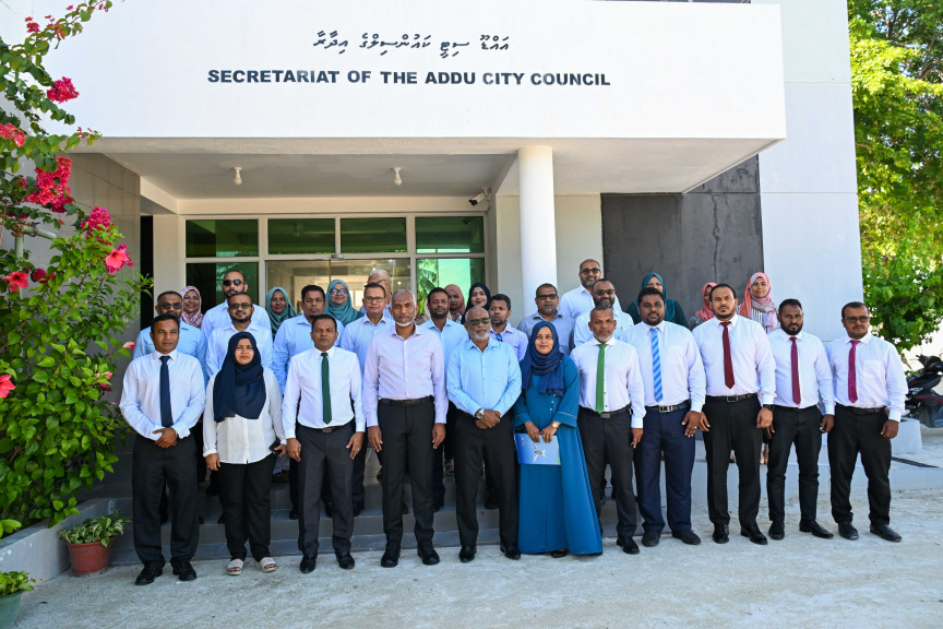 ރައީސް ޑރ. މުޙައްމަދު މުއިއްޒު ދެކުނުގެ އަތޮޅުތަކަށް ވަޑައިގަތުން: ރައީސް އައްޑޫ ސިޓީ ކައުންސިލާ ބައްދަލުކުރެއްވުން -- ފޮޓޯ/ ރައީސް އޮފީސް 
