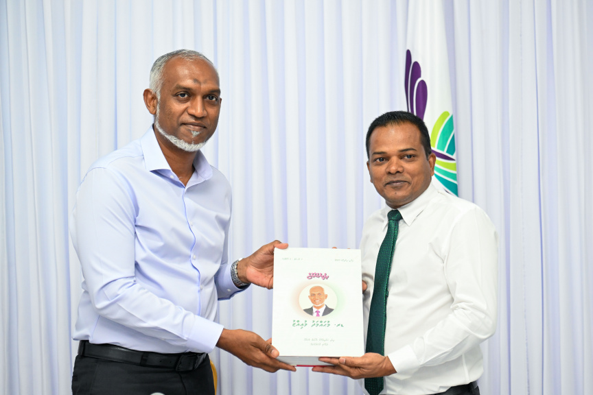 ރައީސް ޑރ. މުޙައްމަދު މުއިއްޒު ދެކުނުގެ އަތޮޅުތަކަށް ވަޑައިގަތުން: ރައީސް އައްޑޫ ސިޓީގެ މޭޔަރު އަލީ ނިޒާރާ ބައްދަލުކުރެއްވުން -- ފޮޓޯ/ ރައީސް އޮފީސް 
