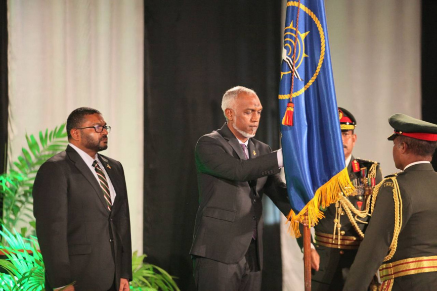 އެމްއެންޑީއެފް އެއާކޯ އިފްތިތާހުކުރުމާއި، އަންމޭންޑް އޭރިއަލް ވެހިކަލް (ޔޫއޭވީ) ސިފައިންގެ ޚިދުމަތް ތައާރަފްކުރުމަށް ނ. މާފަރު އިންޓަނޭޝަނަލް އެއާޕޯޓުގައި މިރޭ ބޭއްވި ޚާއްސަ ރަސްމިއްޔާތުގެ ތެރެއިން -- ފޮޓޯ: ރައީސް އޮފީސް