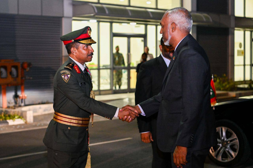 އެމްއެންޑީއެފް އެއާކޯ އިފްތިތާހުކުރުމާއި، އަންމޭންޑް އޭރިއަލް ވެހިކަލް (ޔޫއޭވީ) ސިފައިންގެ ޚިދުމަތް ތައާރަފްކުރުމަށް ނ. މާފަރު އިންޓަނޭޝަނަލް އެއާޕޯޓުގައި މިރޭ ބޭއްވި ޚާއްސަ ރަސްމިއްޔާތުގެ ތެރެއިން -- ފޮޓޯ: ރައީސް އޮފީސް