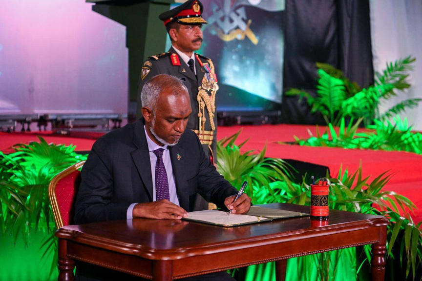 އެމްއެންޑީއެފް އެއާކޯ އިފްތިތާހުކުރުމާއި، އަންމޭންޑް އޭރިއަލް ވެހިކަލް (ޔޫއޭވީ) ސިފައިންގެ ޚިދުމަތް ތައާރަފްކުރުމަށް ނ. މާފަރު އިންޓަނޭޝަނަލް އެއާޕޯޓުގައި މިރޭ ބޭއްވި ޚާއްސަ ރަސްމިއްޔާތުގެ ތެރެއިން -- ފޮޓޯ: ރައީސް އޮފީސް
