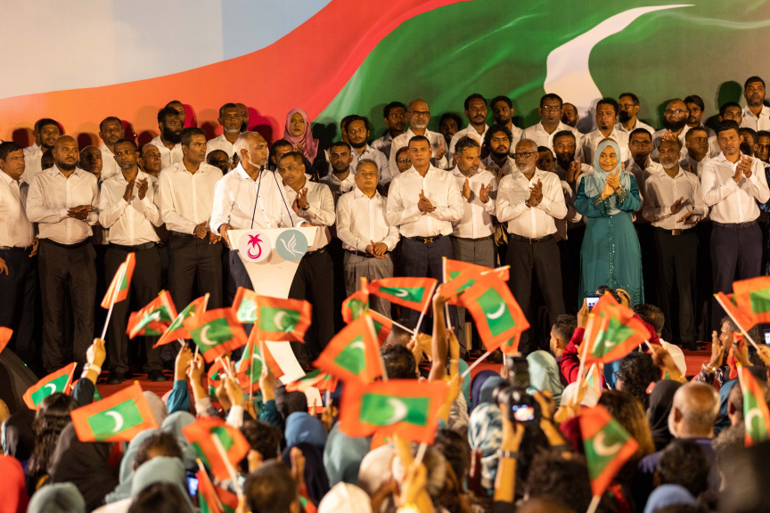ޕީއެންސީއަށް ސުޕަމެޖޯރިޓީ ލިބުމުގެ އުފާ ފާޅުކުރުން: އެ ރަސްމިއްޔާތުގައި ރައީސް ވަނީ ސަރުކާރުގެ ދުވެލި ދެން މާ ބާރު ވާނެ ކަމަށް ވިދާޅުވެފައި -- ސަން ފޮޓޯ/ މޫސާ ނަދީމް 