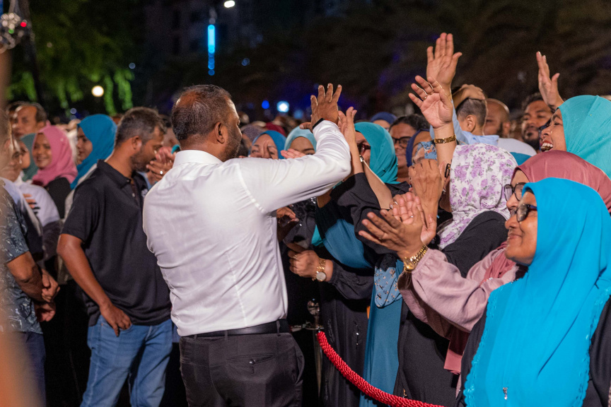 ޕީއެންސީއަށް ސުޕަމެޖޯރިޓީ ލިބުމުގެ އުފާ ފާޅުކުރުން: އާޓިފިޝަލް ބީޗުގައި ބޭއްވި ރަސްމިއްޔާތުގައި ގިނަ އަދަދެއްގެ މީހުން ބައިވެރިވި -- ސަން ފޮޓޯ/ މޫސާ ނަދީމް 