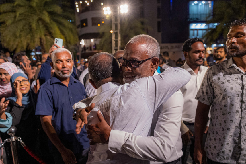 ޕީއެންސީއަށް ސުޕަމެޖޯރިޓީ ލިބުމުގެ އުފާ ފާޅުކުރުން: ޕީއެންސީން ގޮނޑި ކާމިޔާބު ކުރެއްވި ބޭފުޅުންގެ ތެރޭގައި ރައީސްގެ ޚާއްޞަ އެޑްވައިޒަރު އަބްދުއްރަހީމް އަބްދުﷲ ހިމެނޭ -- ސަން ފޮޓޯ/ މޫސާ ނަދީމް 
