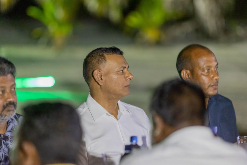 މީދޫ ދާއިރާއަށް ފަސް ވަނަ ދައުރަކަށް އިންތިޚާބުވެވަޑައިގެންނެވި ސިޔާމް، ބަނޑިދޫގެ ރައްޔިތުންނާ ބައްދަލުކުރެއްވުން -- ސަން ފޮޓޯ/ އަމަން ލަތީފް 