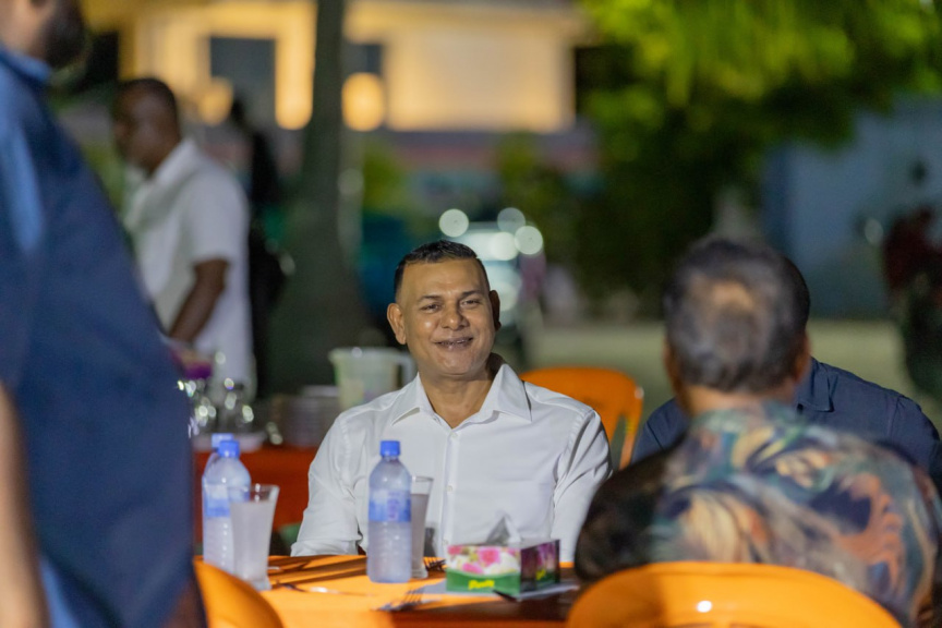 މީދޫ ދާއިރާއަށް ފަސް ވަނަ ދައުރަކަށް އިންތިޚާބުވެވަޑައިގެންނެވި ސިޔާމް، ބަނޑިދޫގެ ރައްޔިތުންނާ ބައްދަލުކުރެއްވުން -- ސަން ފޮޓޯ/ އަމަން ލަތީފް 