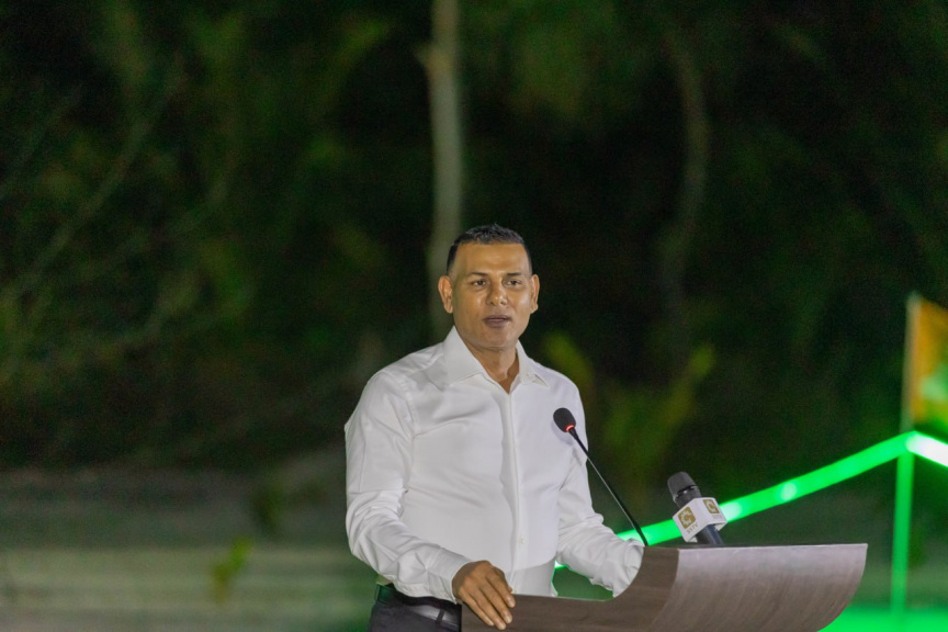މީދޫ ދާއިރާއަށް ފަސް ވަނަ ދައުރަކަށް އިންތިޚާބުވެވަޑައިގެންނެވި ސިޔާމް، ބަނޑިދޫގެ ރައްޔިތުންނާ ބައްދަލުކުރެއްވުން -- ސަން ފޮޓޯ/ އަމަން ލަތީފް 
