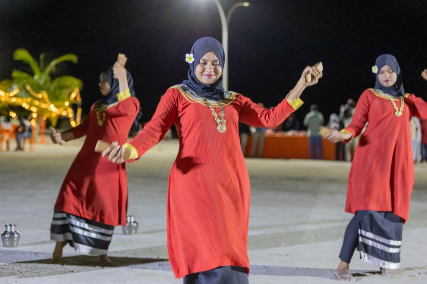 މީދޫ ދާއިރާއަށް ފަސް ވަނަ ދައުރަކަށް އިންތިޚާބުވެވަޑައިގެންނެވި ސިޔާމް، ބަނޑިދޫގެ ރައްޔިތުންނާ ބައްދަލުކުރެއްވުން -- ސަން ފޮޓޯ/ އަމަން ލަތީފް 