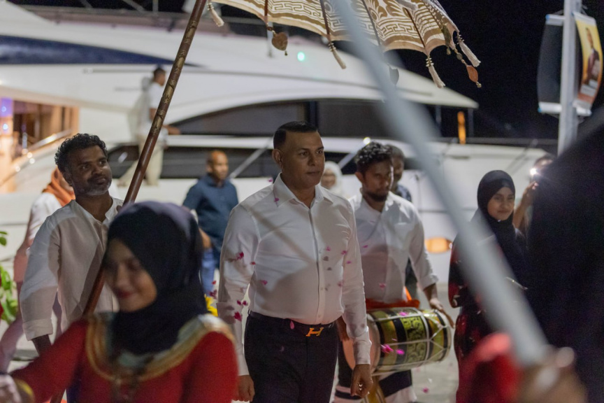 މީދޫ ދާއިރާއަށް ފަސް ވަނަ ދައުރަކަށް އިންތިޚާބުވެވަޑައިގެންނެވި ސިޔާމް، ބަނޑިދޫގެ ރައްޔިތުންނާ ބައްދަލުކުރެއްވުން -- ސަން ފޮޓޯ/ އަމަން ލަތީފް 