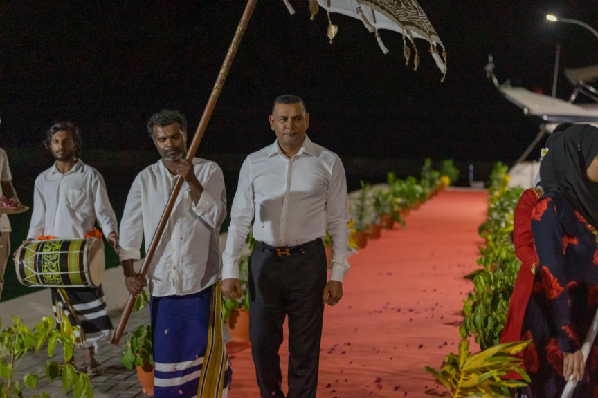 މީދޫ ދާއިރާއަށް ފަސް ވަނަ ދައުރަކަށް އިންތިޚާބުވެވަޑައިގެންނެވި ސިޔާމް، ބަނޑިދޫގެ ރައްޔިތުންނާ ބައްދަލުކުރެއްވުން -- ސަން ފޮޓޯ/ އަމަން ލަތީފް 