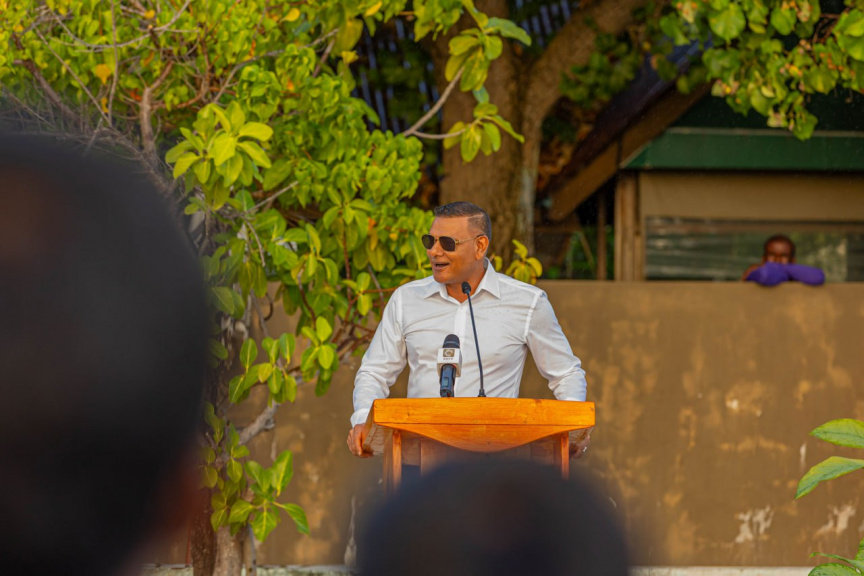 މީދޫ ދާއިރާއަށް ފަސް ވަނަ ދައުރަކަށް އިންތިޚާބުވެވަޑައިގެންނެވި ސިޔާމް، މީދޫގެ ރައްޔިތުންނާ ބައްދަލުކުރެއްވުން -- ސަން ފޮޓޯ/ އަމަން ލަތީފް 