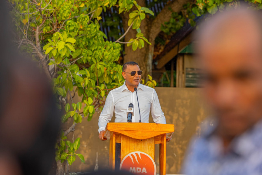 މީދޫ ދާއިރާއަށް ފަސް ވަނަ ދައުރަކަށް އިންތިޚާބުވެވަޑައިގެންނެވި ސިޔާމް، މީދޫގެ ރައްޔިތުންނާ ބައްދަލުކުރެއްވުން -- ސަން ފޮޓޯ/ އަމަން ލަތީފް 